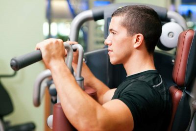 Mann trainiert im Fitnessstudio