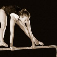 Turnen: Sportübungen und Bewegungsabläufe am Boden oder an Turngeräten
